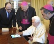 Pope using iPad.jpg