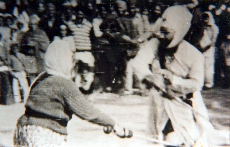File:Shaheed Bhai Fauja Singh jee gatka with Bibi Amarjeet kaur-m.jpg