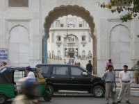 The front entrance at the roundabout to Gurdwara Rakab Ganj Sahib by flickr Aliabadim
