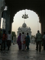 view from the entrance at the roundabout to Gurdwara Rakab Ganj Sahib by flickr Aliabadim