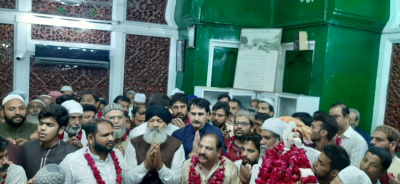 Pir Syed Shafqat Ali Shah offering prayers at the Ghousal Ceremony of Sai Hazrat Mian Mir