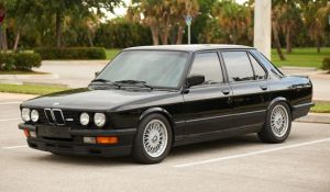 BMW M5 (E28) (1987).jpg